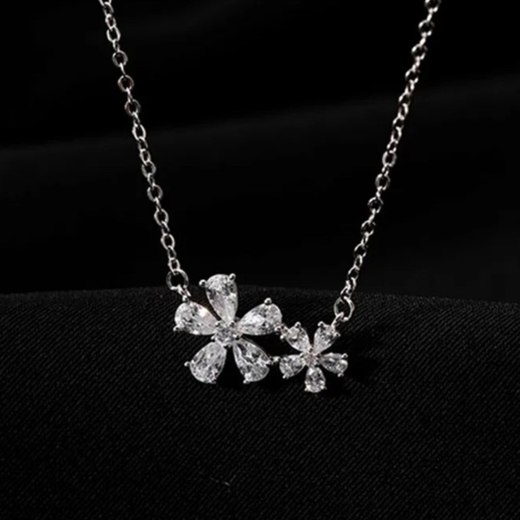 🆕 Silver | Crystal Flower Necklace | NWT - Picture 3 of 5